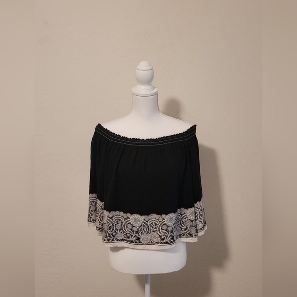 🖤 Max Edition Black Off-the-Shoulder Blouse with Cream Lace – Fun & Flirty - Picture 3 of 3